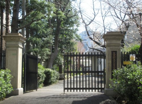 中学校　文京区立第三中学校（中学校）まで881m