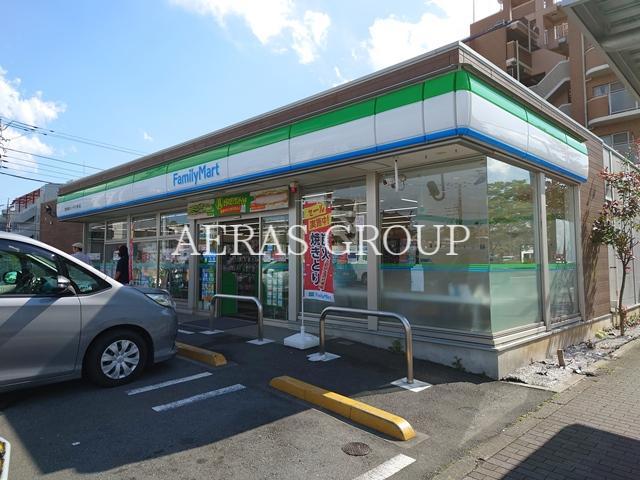 コンビニ　ファミリーマート 秀栄多摩ニュータウン通り店（コンビニ）まで411m