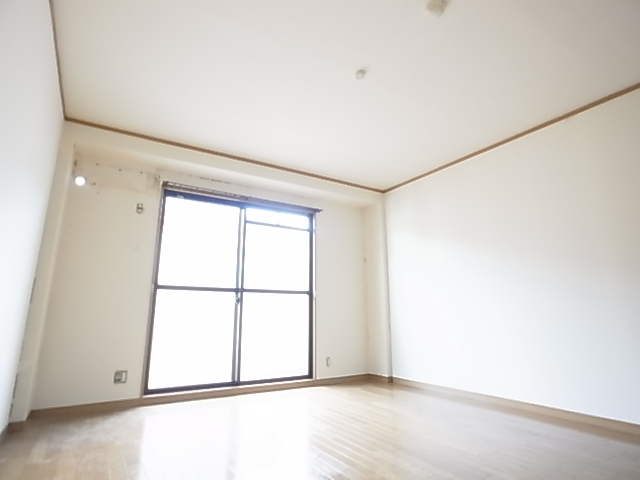 居室・リビング　フローリング　採光も良好