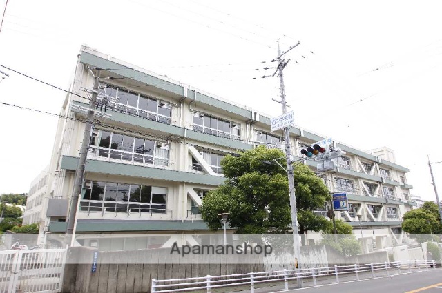 中学校　茨木市立西中学校（中学校）まで550m