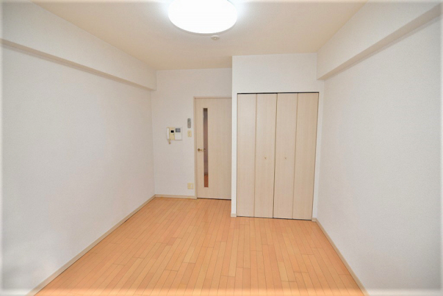 居室・リビング　写真は同マンションの別の部屋のものです。