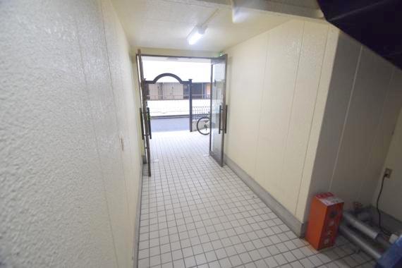 ロビー　いつもエントラスト付近はキレイにされています。