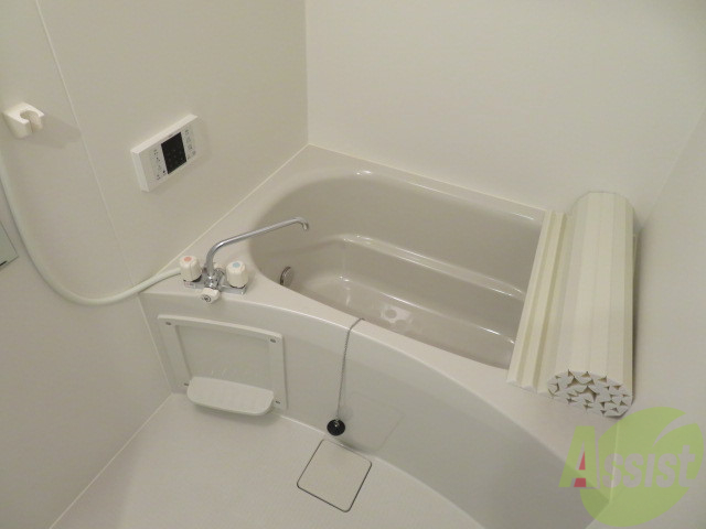 バス・シャワールーム　バスルームは狭すぎず、シャワーも浴びやすそうです。