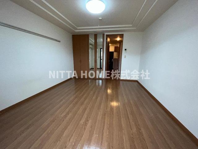 居室・リビング　収納付きの９．１帖の洋室です★