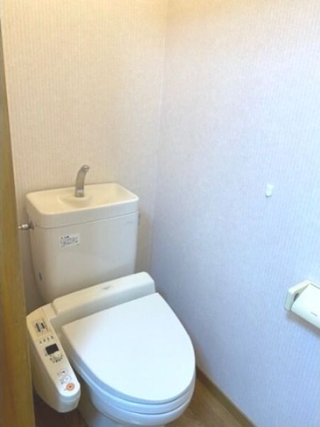 トイレ　同じ間取りの別部屋の写真です