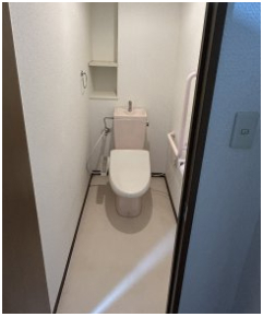 トイレ　落ち着いた色調のトイレです