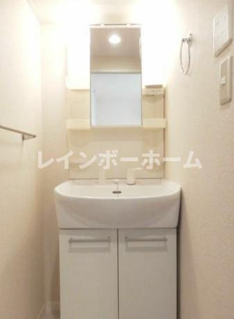 洗面設備　明るい洗面所です