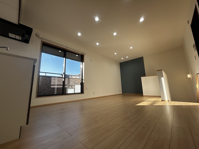 居室・リビング　2Fは1F玄関～専用屋内階段をのぼってリビングルームへ