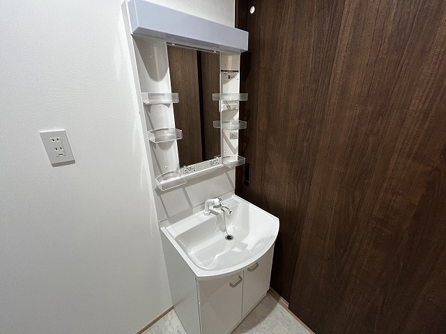 洗面設備　人気設備　シャンプードレッサーと室内洗濯機置場