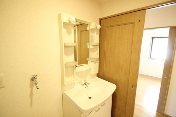 洗面設備　※同物件別部屋の写真です。