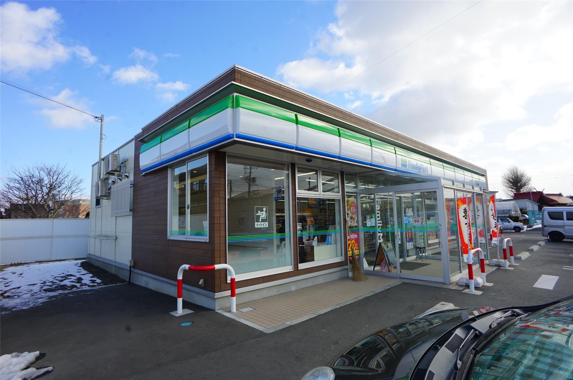 コンビニ　ファミリーマート八戸尻内町店（コンビニ）まで264m