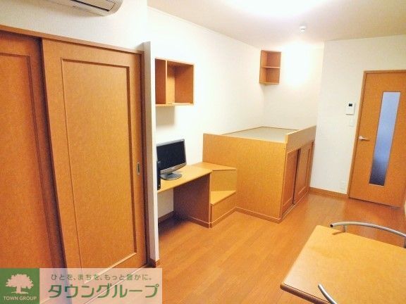 居室・リビング　造付けベッド、ベッド下収納あり。