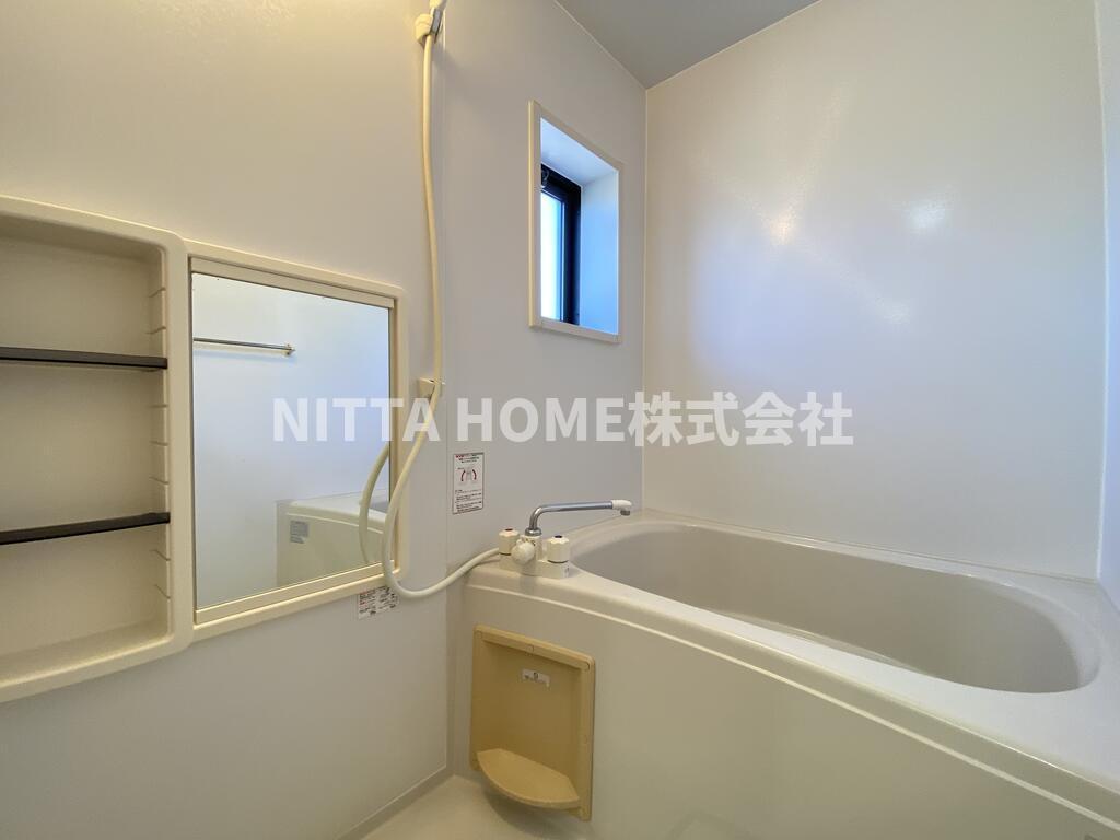 バス・シャワールーム　衛生面でも嬉しい浴室小窓付き◎