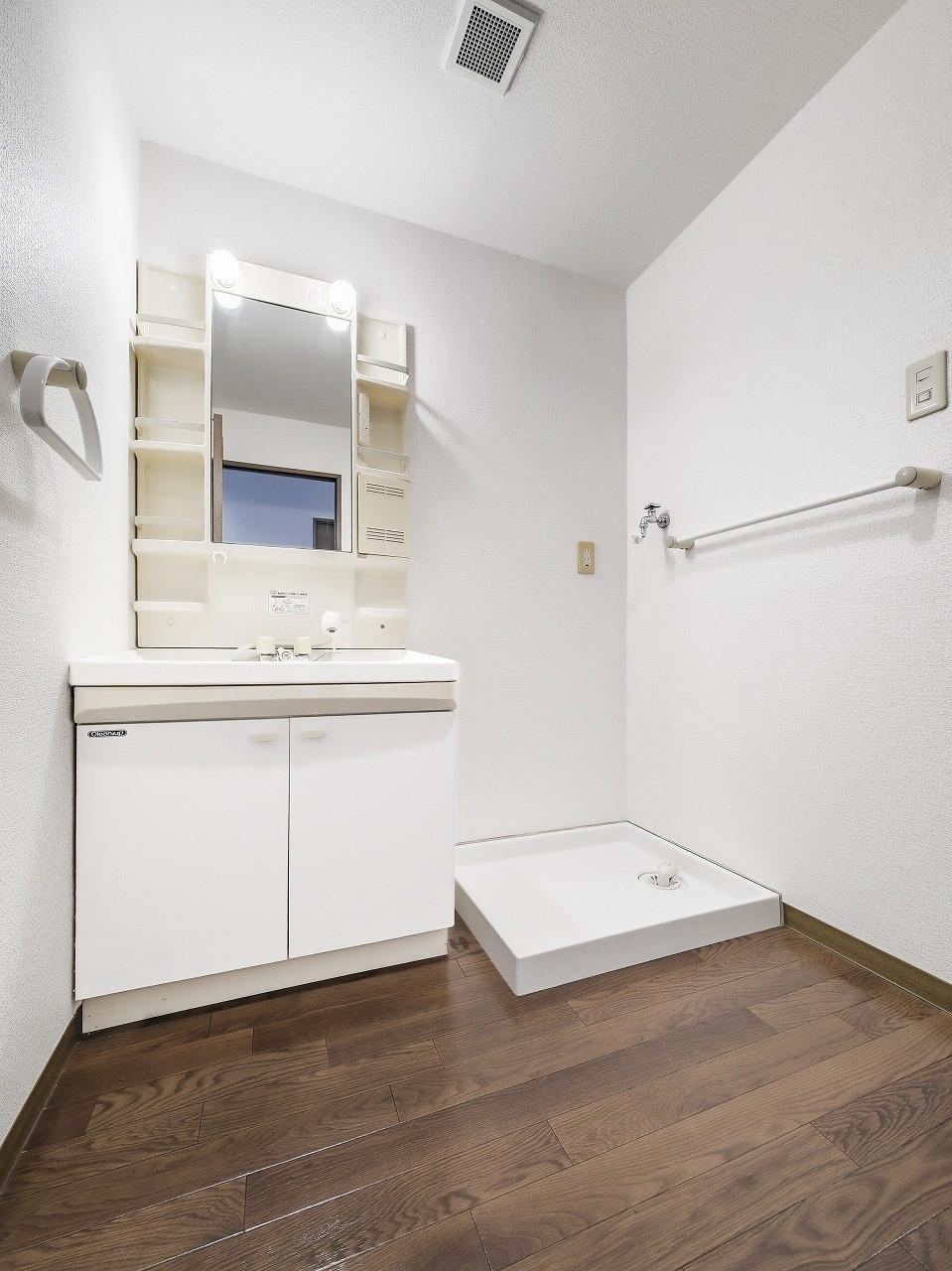 洗面設備　【室内洗濯機置場×独立洗面台】足元収納も充実