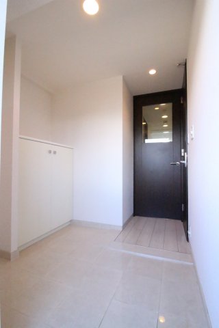 玄関　同物件別部屋写真