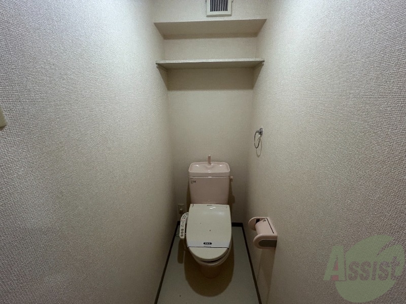 トイレ　トイレはウォシュレット機能付きです。安心して使用できますね。