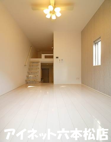 居室・リビング　白基調の明るいお部屋です