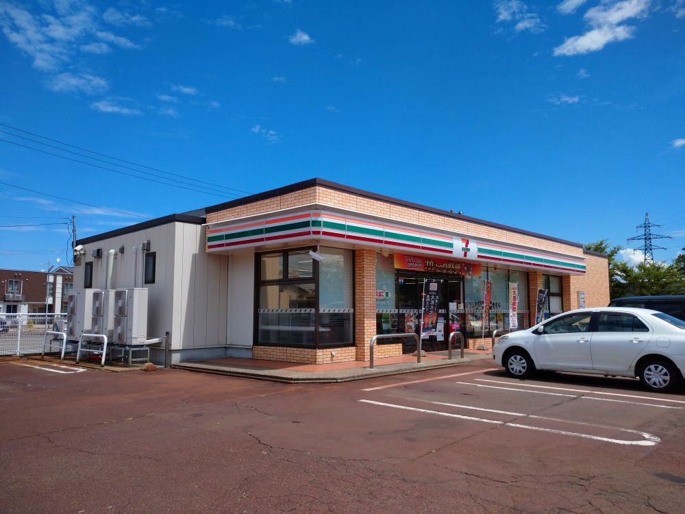 コンビニ　セブンイレブン上越新光町店（コンビニ）まで712m