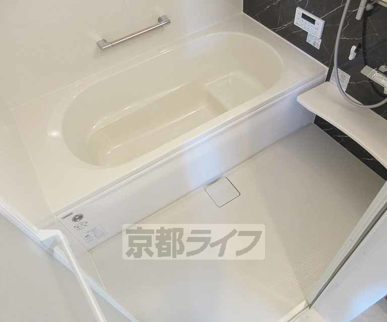 バス・シャワールーム　１坪タイプの広々としたお風呂です！
