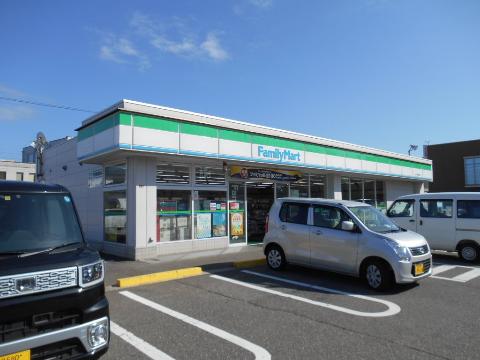 コンビニ　ファミリーマート金沢新神田店（コンビニ）まで742m