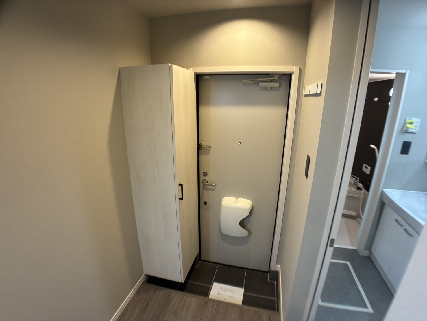 玄関　同物件の別部屋の写真です。
