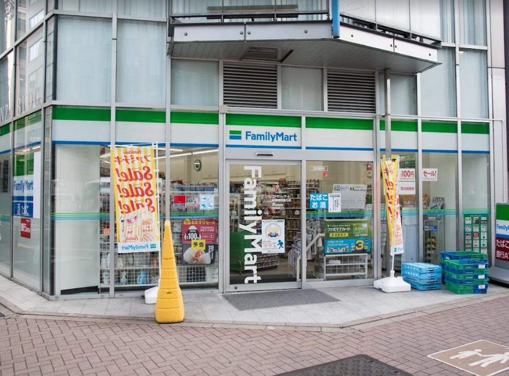 コンビニ　ファミリーマート銀座昭和通り店（コンビニ）まで69m