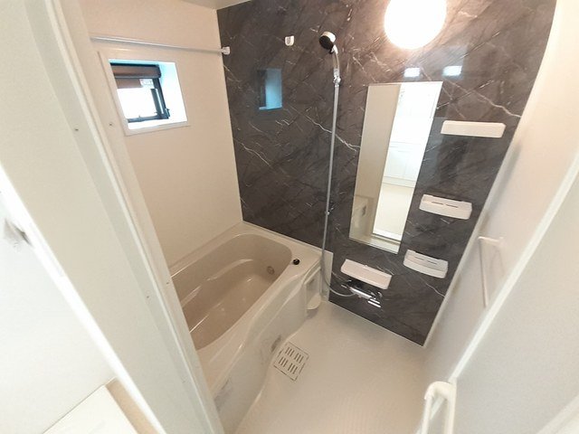 バス・シャワールーム　コンパクトで使いやすいお風呂です