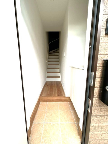 玄関　※別部屋参考写真です