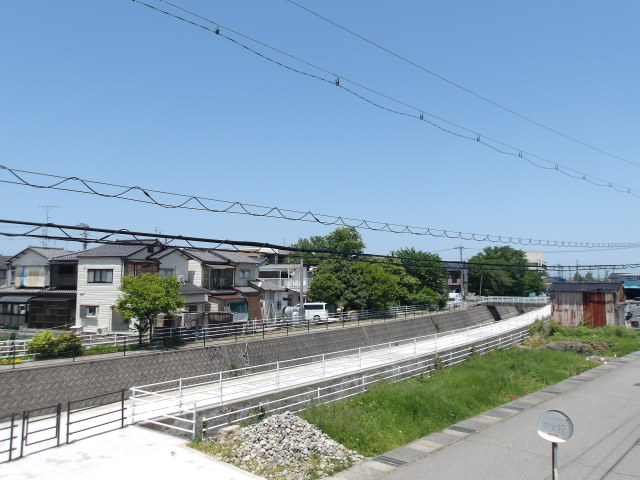 眺望　2階北側居室から見た西北側の眺望、木呂川沿いには桜の木