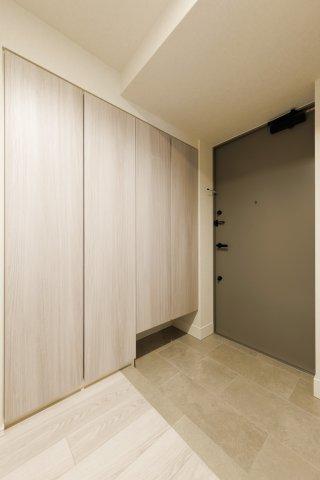 玄関　収納もある玄関です