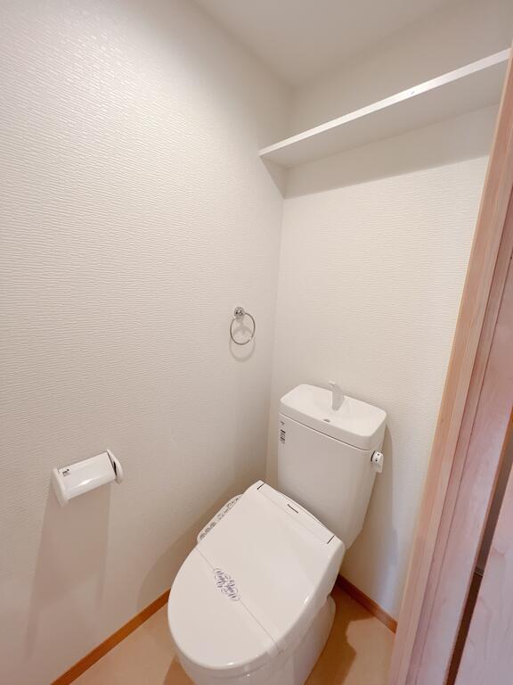 トイレ　トイレはウォシュレット完備。収納棚やタオル掛けも設置。