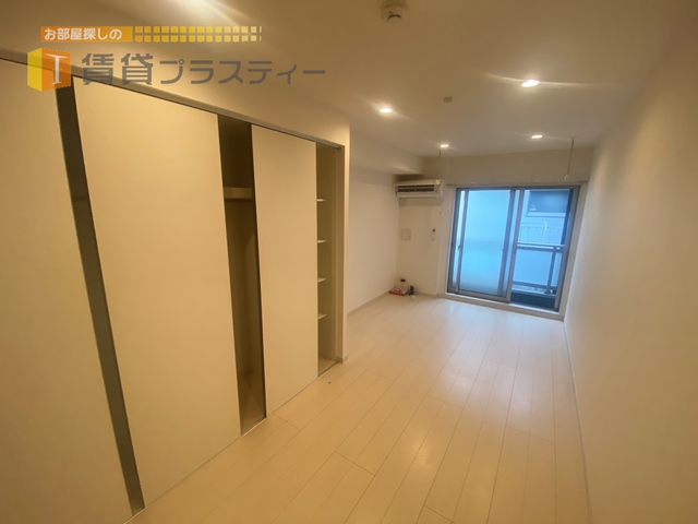 居室・リビング　白基調の明るいお部屋です。