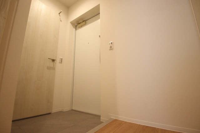 玄関　※別号室の参考写真、現況優先※