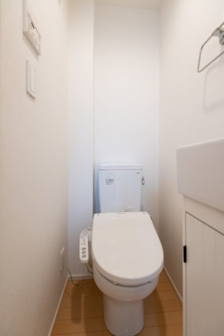 トイレ　落ち着いた色調のトイレです