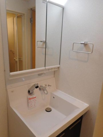 洗面設備　明るい洗面所です