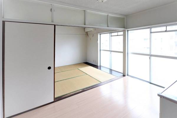 ビレッジハウス飯塚3号棟の居間写真