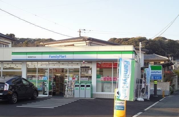 コンビニ　ファミリーマート横須賀芦名店（コンビニ）まで506m