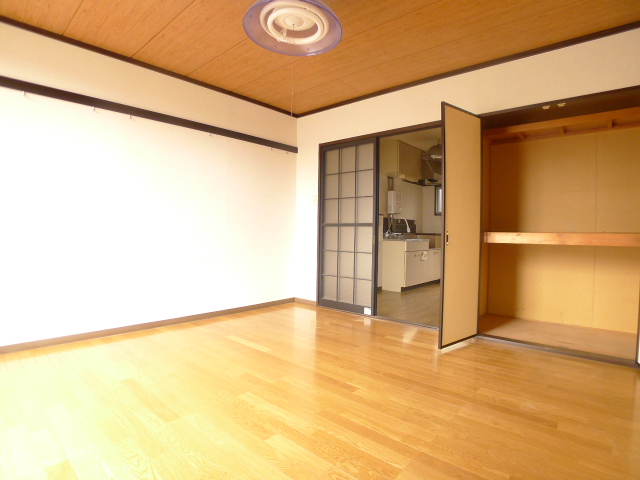収納　押入れがあり衣類や寝具の収納に便利