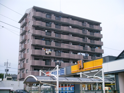 建物外観　日進駅まで徒歩3分の好立地！敷地内駐車場もあります