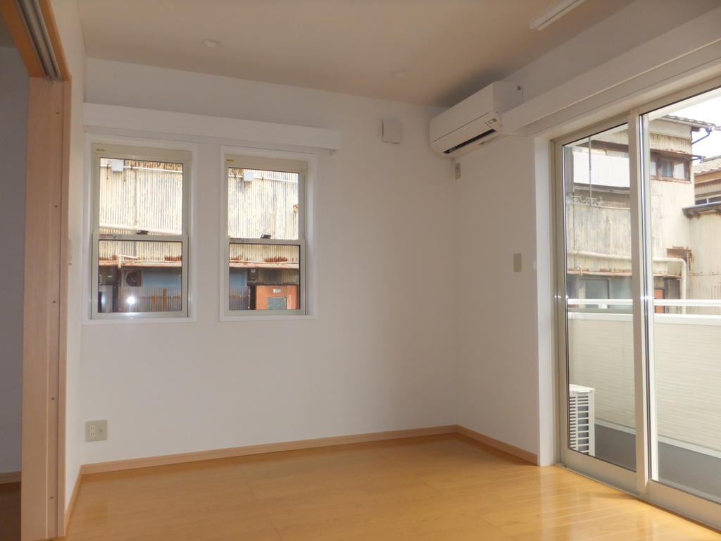 居室・リビング　バルコニー側からお日様よく入ります。