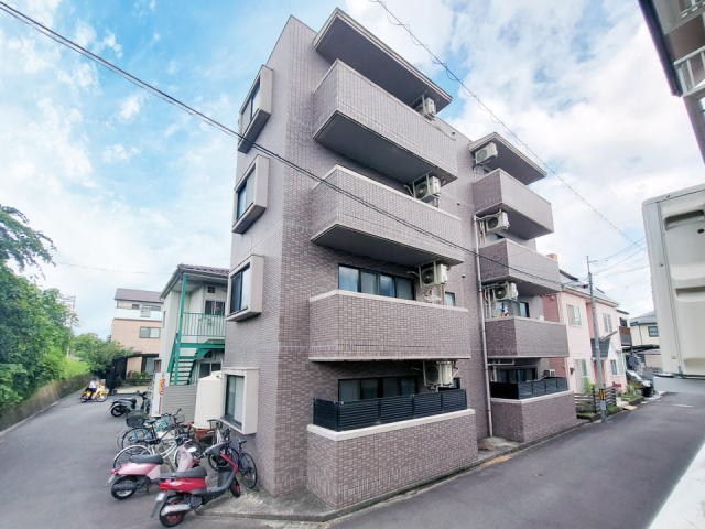 松山市立花のマンションの建物外観