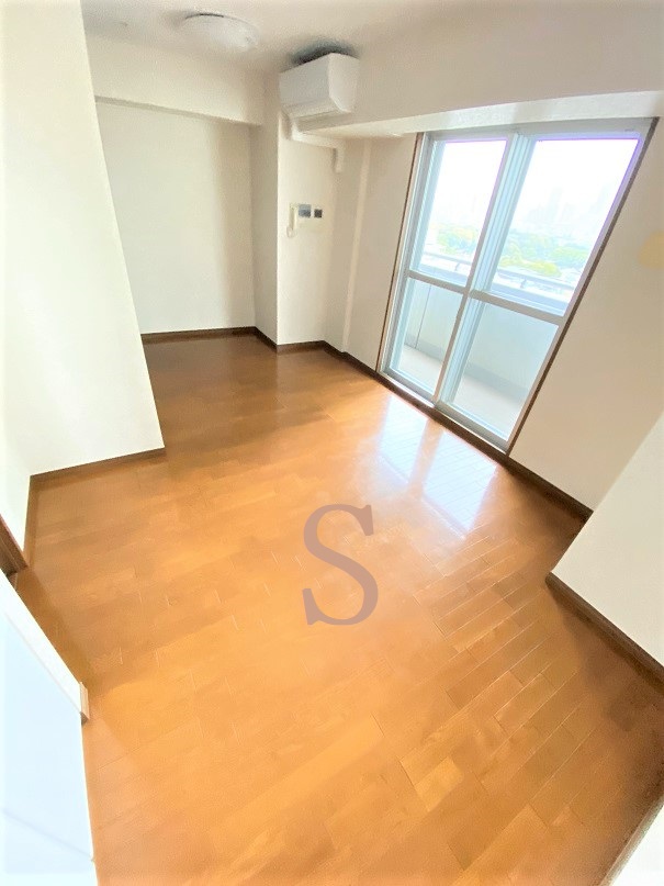 居室・リビング　東南２面採光９.９帖居室・クローゼット複数あり