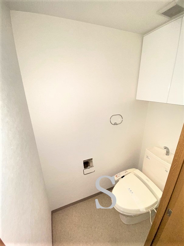 トイレ　温水洗浄便座・収納多数完備