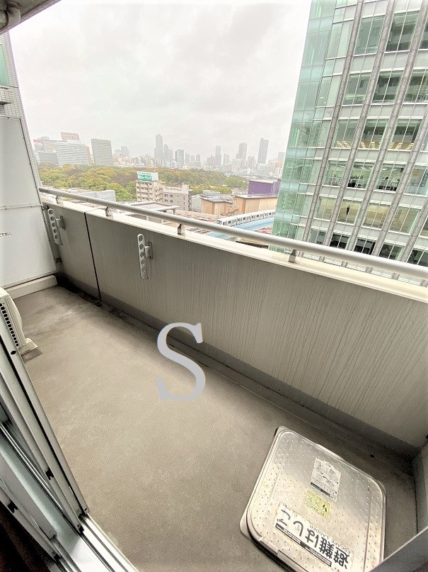 バルコニー　大きめの東向きバルコニー。