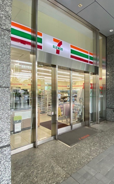 コンビニ　セブンイレブン港区海岸1丁目店（コンビニ）まで55m