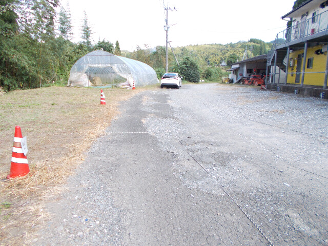 【笹原田中アパートの駐車場】