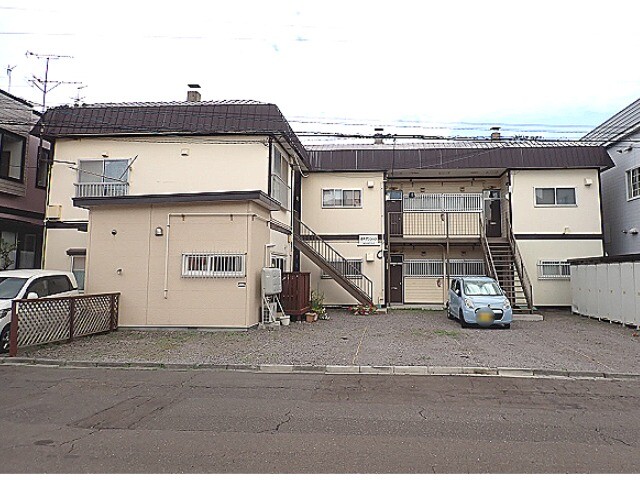 函館市乃木町のアパートの建物外観