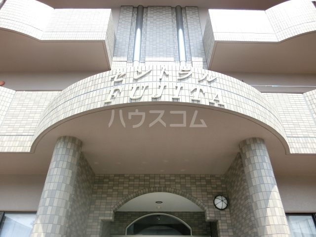 【四日市市河原田町のマンションのエントランス】