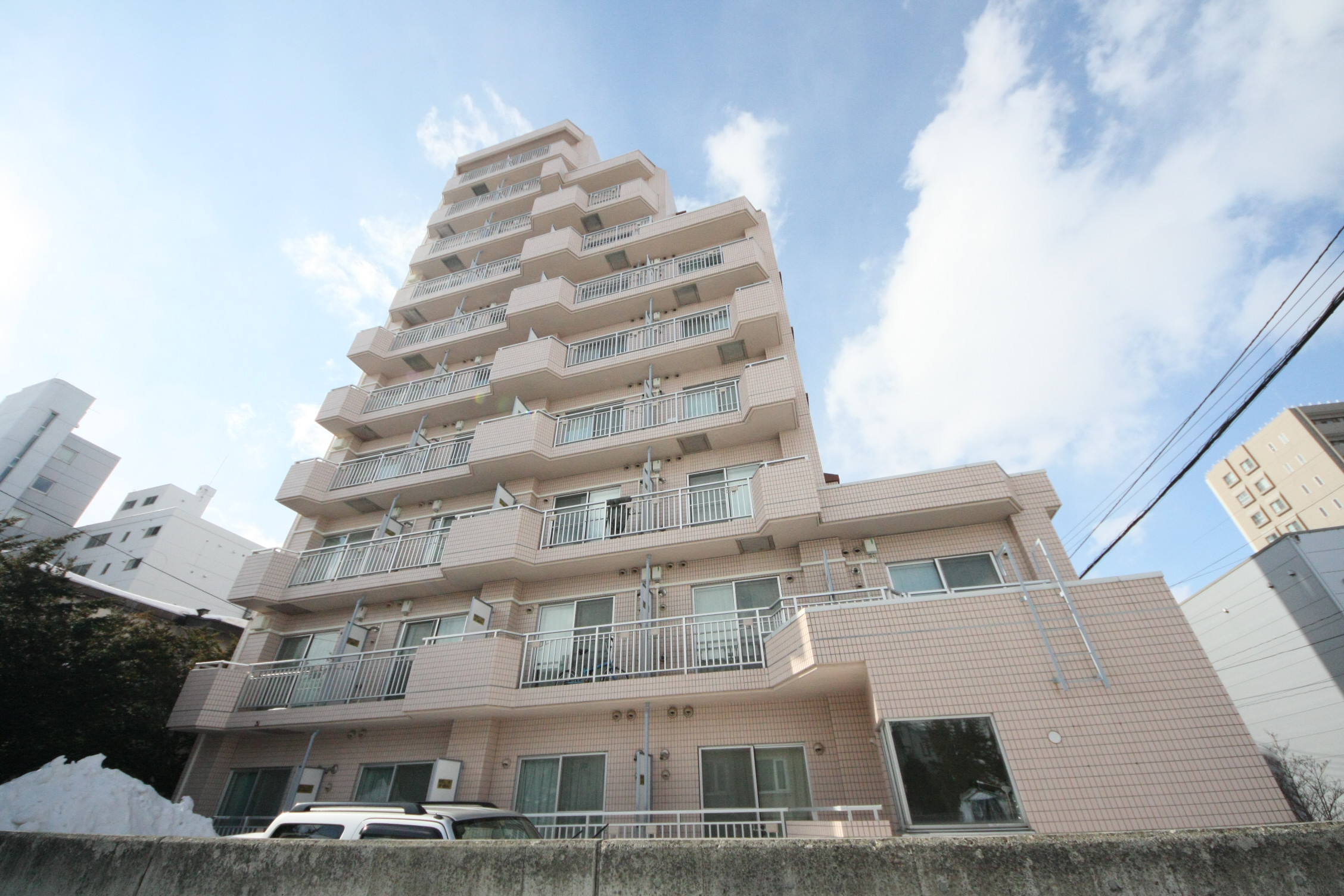 札幌市豊平区平岸三条のマンションの建物外観