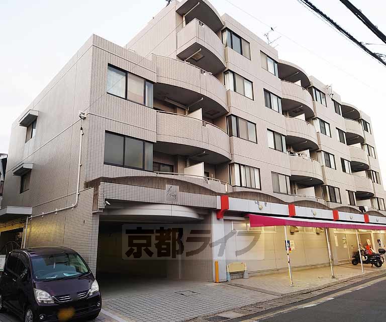 京都市右京区嵯峨野千代ノ道町のマンションの建物外観